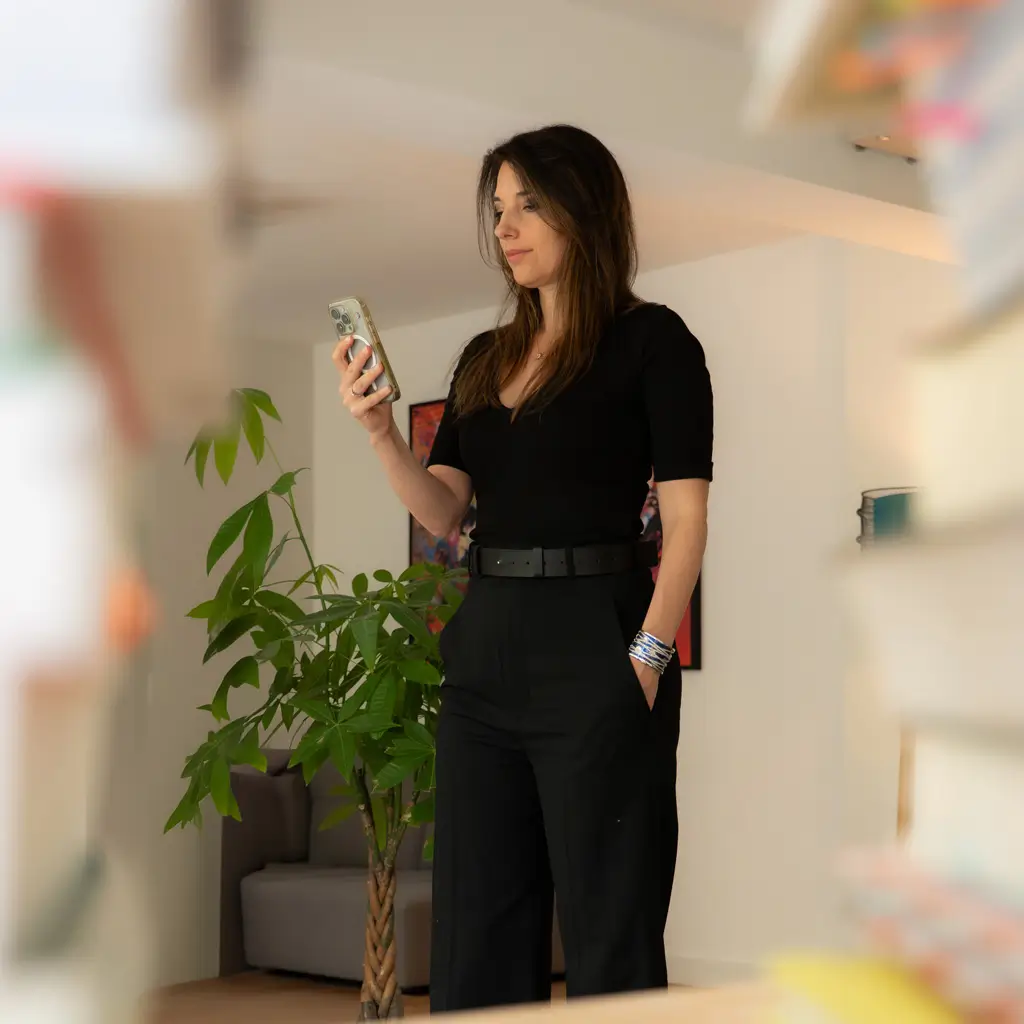 Portrait photographique en pied de Maître Élise Fromonot pour présenter ses domaines d'intervention juridiques