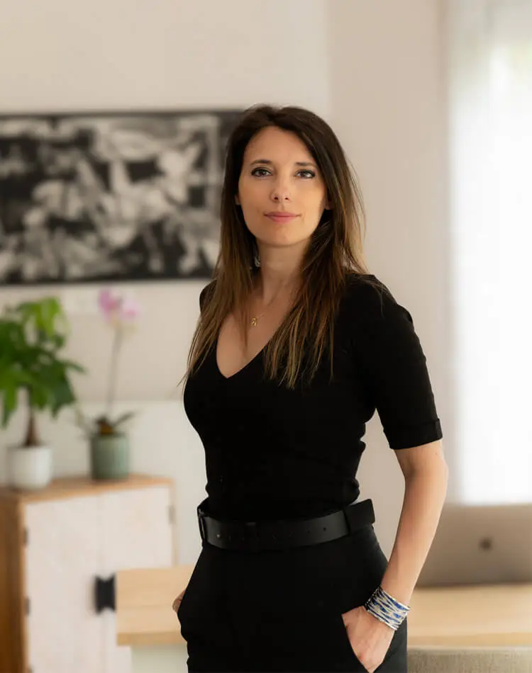 Portrait photographique en pied de Maître Élise Fromonot, avocate en fiscalité, conseil juridique et ingénierie patrimoniale au Barreau de Montpellier